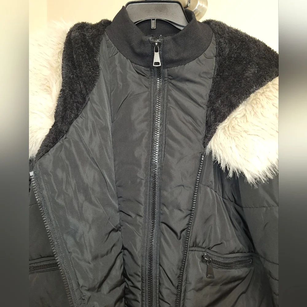 Women's XL Black hooded puffer coat fleece lined hood & removable faux fur trim.